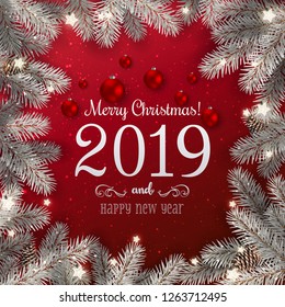 Marco creativo hecho de ramas de abeto nevadas de Navidad y Feliz Navidad y texto de Año Nuevo 2019 sobre fondo rojo con luces. Tarjeta de Navidad y Año Nuevo. Ilustración vectorial