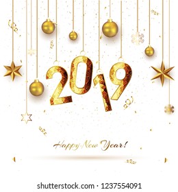 Kreativer, glitzernder Text 2019 mit goldenen Sternen und Baubeln hängt auf weißem Hintergrund für Happy New Year Fest.