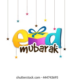 Creative Glossy Text Eid Mubarak mit Geschenkbox auf buntem, hängenden Stars geschmückt Hintergrund, Elegante Grußkartendesign für die Feier der muslimischen Community Festival.