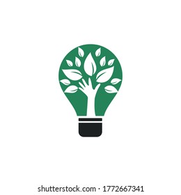 Diseño creativo de árbol de mano verde y logotipo de bombilla. Logo de productos naturales. Icono de cosméticos. logotipo Spa. Salón de belleza o logotipo de yoga.	
