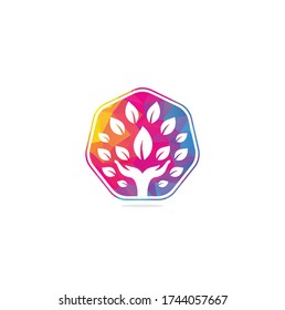 Diseño creativo del logo del árbol de la mano verde. Logo de productos naturales.