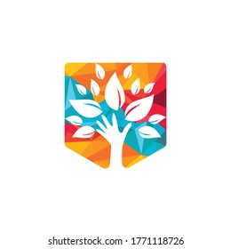 Diseño creativo del logo del árbol de la mano verde. Logo de productos naturales. Icono de cosméticos. logotipo Spa. Salón de belleza o logotipo de yoga.