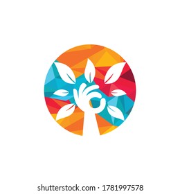 Diseño creativo del logo del árbol de la mano verde. Logo de productos naturales. Icono de cosméticos. logotipo Spa. Salón de belleza o logotipo de yoga.	
