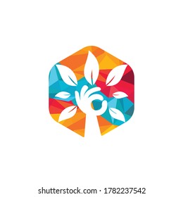 Kreatives Logo auf grüner Hand. 
