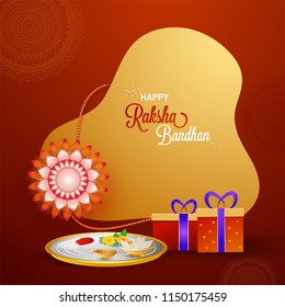 Diseño creativo de tarjetas de felicitación decorado con hermosos rakhi (pulsera), plato de culto y caja de regalo sobre fondo rojo brillante.