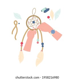 Werkstatt für Handwerkskunst - Handwerksklasse, Unterricht oder Hobby. Top-Sicht auf die menschlichen Hände, die Amulet handgefertigten Träumer aus Fäden, Perlen und Federn. Vektorgrafik.