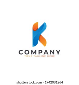 Diseño creativo del logotipo K de la carta inicial. Forma de flecha geométrica amarilla y azul estilo originami. Usable para logotipos de empresas y marcas. Elemento de plantilla Ideas de diseño de logotipo de vectores planos. Vector Eps10