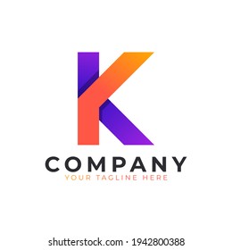Letra creativa inicial K Logo Moderno y Elegante. Estilo de flecha geométrica púrpura y naranja. Usable para logotipos de empresas y marcas. Elemento de plantilla Ideas de diseño de logotipo de vectores planos. Vector Eps10
