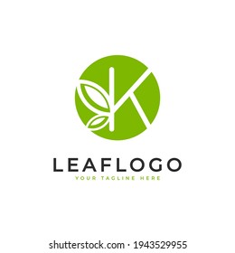Creative Initial Letter K Logo. Linearer Circle Shape Style Linked mit Green Leaf Symbol. Für Logos aus den Bereichen Business, Healthcare, Nature und Farm. Flaches Vectorlogo-Designideen-Element für Vorlagen. EPS10