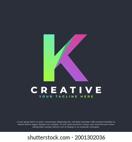Logo Creativo De Letra Inicial K. Forma geométrica verde y púrpura. Usable para logotipos de empresas y marcas. Elemento de plantilla de diseño de logotipo de vectores planos.