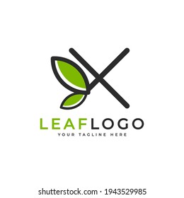 Logo Creativo De Letra Inicial X. Estilo lineal de forma negra vinculado con símbolo de hoja verde. Usable para logotipos empresariales, sanitarios, naturales y agrícolas. Elemento de plantilla Ideas de diseño de logotipo de vectores planos. Eps10