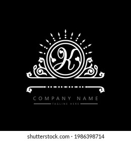 Logo de la carta creativa K sobre fondo negro.
