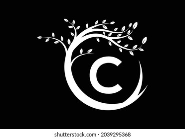Letra creativa C Alfabeto monograma blanco y negro con árbol. El concepto de logotipo ecológico. Logo vectorial moderno para negocios ecológicos e identidad empresarial