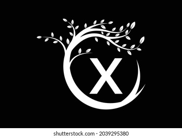 Letra creativa X alfabeto monograma blanco y negro con árbol. El concepto de logotipo ecológico. Logo vectorial moderno para negocios ecológicos e identidad empresarial