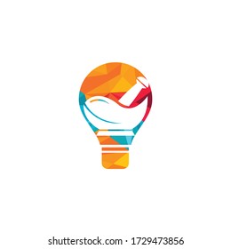 Diseño del logotipo médico de la farmacia de bombilla creativa. Logotipo natural de mortero y almirez, medicina de la ilustración herbaria diseño de icono vector.