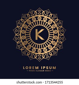 Logo de Creative mandala de la letra K. Concepto de logo dorado para realeza, joyería, moda, café, hotel y otros.