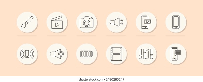 Icono de conjunto de medios creativos. Video Pincel, cámara, altavoz, teléfono inteligente, notificación, película, ecualizador, mensaje de teléfono. Icono de línea de Vector sobre fondo de melocotón.