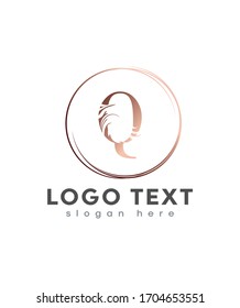 Carta creativa moderna Q Monograma de belleza inicial y elegante diseño de logotipo, logo de escritura a mano de firma inicial, fotografía, boda, moda, floral y botánica con diseño de plantilla creativa