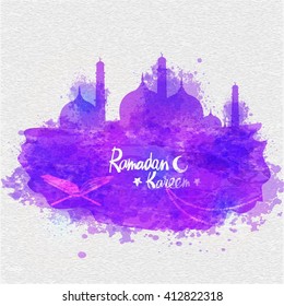 Kreative Moschee aus violettem Farbspritzer mit Quran Shareef auf stylischem grauem Hintergrund für den islamischen Heiligen Monat, Ramadan Kareem Feier.