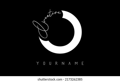 Logo de Creative O con cortes y diseño de concepto de texto escrito a mano. Carta con diseño geométrico. Ilustración vectorial con letra y corte creativo.