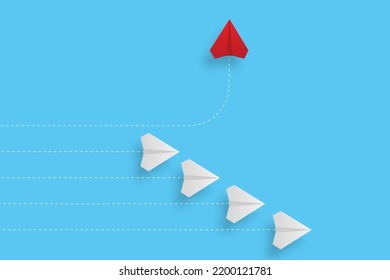 Planos de papel creativos sobre fondo azul. Piensen de manera diferente. Avión rojo cambiando de dirección. Nueva idea, cambio, tendencia, coraje, solución creativa, innovación y concepto único.