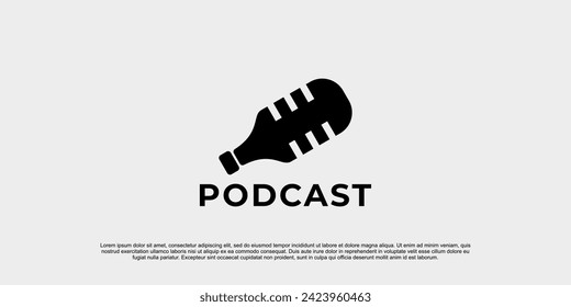 logo creativo de podcast, combinación de botellas y micrófono