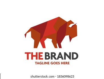 Símbolo creativo del logotipo de color de toro poligonal 