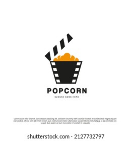 Logo de popcorn creativo con aplauso cinematográfico y vector de tiras de película