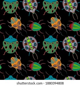 Kreatives, nahtloses Muster mit bunten, handgezeichneten Käfern. Farbenprächtiger Druck für jedes Design.	