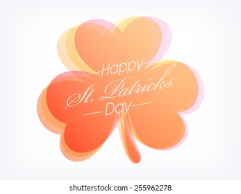 Criativa brilhante folha de trevo com texto elegante Feliz Dia de São Patrício no fundo cinza.