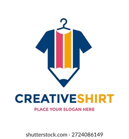 Design de logotipo de camisa criativa. Ilustração vetorial de uma t-shirt que se funde com um lápis, perfeito para estilistas, estúdios de arte e marcas de vestuário