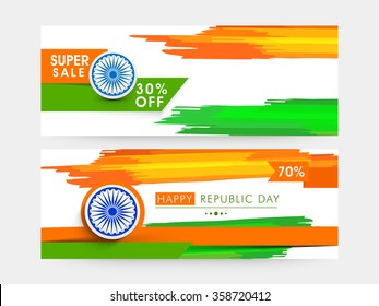 Cabecera creativa del sitio web Super Sale o banner puesto con trazos de color de la bandera nacional para la celebración del Día de la República India.