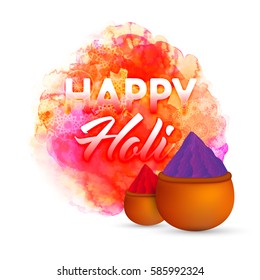 Kreativer Text Happy Holi mit trockenen Pulverfarben (Gulal) in Schlammtöpfen auf abstraktem bunter Hintergrund für das Konzept der indischen Festspiele.