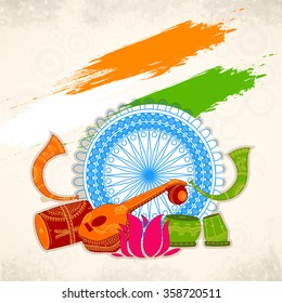 Kreative traditionelle Musikinstrumente mit Ashoka Wheel auf Safran und grünem Farbverlauf-Hintergrund für die Happy Indian Republic Day Feier.