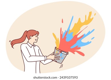 Kreative Frau spritzt mehrfarbige flüssige Farbe aus dem Eimer, um die Welt heller zu machen. Konzeption von Individualität und dem Wunsch, nicht standardisierte Ideen mit anderen zu teilen. Flache Vektordarstellung