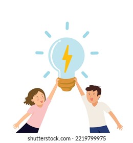 Creatividad y concepto de trabajo en equipo, Gente sosteniendo una idea de gran bombilla.