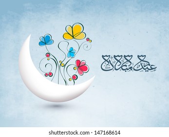Crescent Mond mit arabisch-islamischer Kalligrafie des Textes Eid Mubarak auf floralem dekorierten blauen Hintergrund für muslimische Community Festival. 