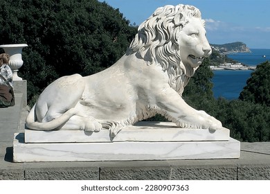 Crimea, Alupka, Palacio Vorontsov, escultura de un león.