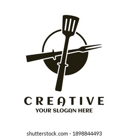 Cruza la espátula y el icono de la horquilla de barbacoa. Herramienta de parrilla para el logotipo del restaurante