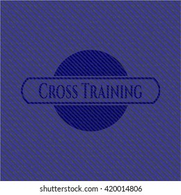Insignia de entrenamiento cruzado con fondo de denim