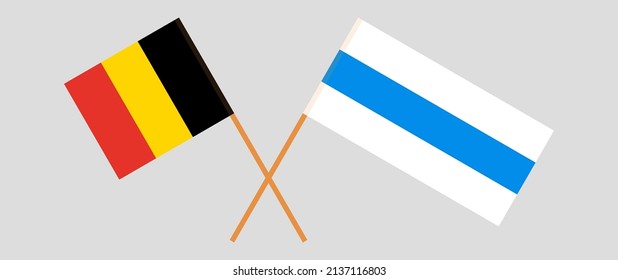 Grenzüberschreitende weißblau-blaue Flagge der russischen Opposition und Flagge Belgiens