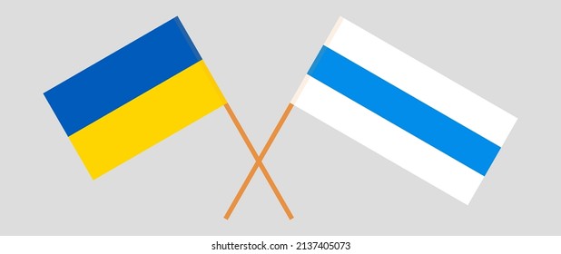 Überkreuzte Flagge der Ukraine und Anti-Krieg-Weißbleine-Flagge der russischen Opposition