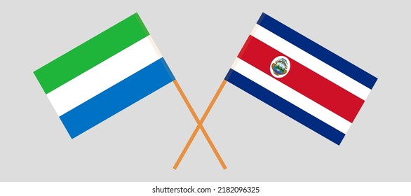 Überquerte Flaggen von Sierra Leone und Costa Rica. Offizielle Farben. Richtiger Anteil. Vektorgrafik
