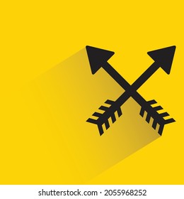 flechas de caza cruzadas con sombra sobre fondo amarillo