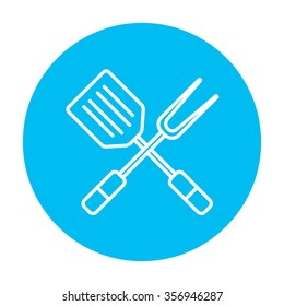Überquerte Küchenspatel und großes Gabelzeilen-Symbol für Web-, Mobil- und Infografiken. Vektorweißes Symbol auf hellblauem Kreis, einzeln auf weißem Hintergrund.