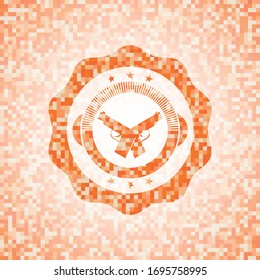 icono de pistolas cruzadas dentro del emblema abstracto, fondo de mosaico naranja