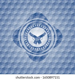 gekreuzte Pistolen Symbol in blauem Hexagon-Emblem.