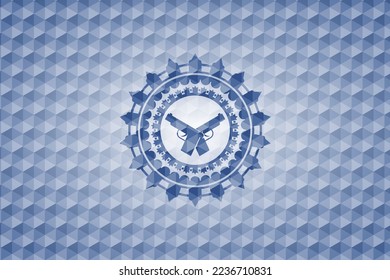 icono de pistolas cruzadas dentro del emblema azul o placa con fondo de patrón poligonal geométrico abstracto. 