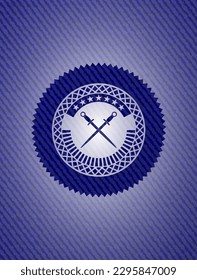 icono de espadas cruzadas dentro del emblema con fondo de jean de alta calidad. 