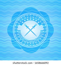 icône épées croisées à l'intérieur du badge de style concept eau.